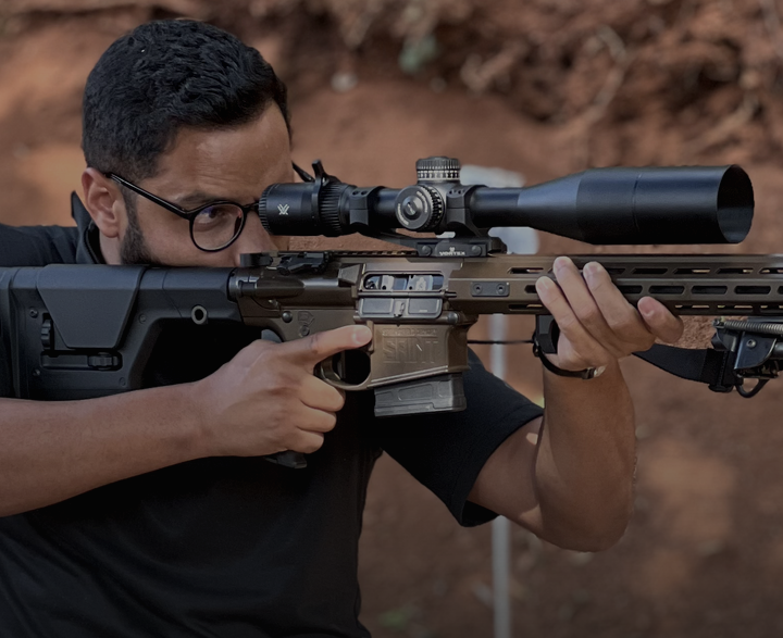 Especialista utilizando equipamento esportivo em área de treinamento